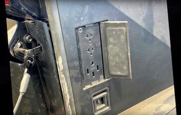 Sembra che Tesla stia caricando il letto del Cybertruck con prese di corrente, tra cui due unità standard da 110 V insieme a una presa NEMA 14-50 per le esigenze da 220 V. (Fonte immagine: TFLEV su YouTube)