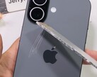 Il retro dell'iPhone 17 viene graffiato in modo permanente dall'alluminio. (Fonte immagine: JerryRigEverything su YouTube, screenshot)