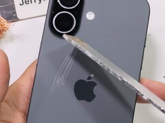 Il retro dell'iPhone 17 viene graffiato in modo permanente dall'alluminio. (Fonte immagine: JerryRigEverything su YouTube, screenshot)