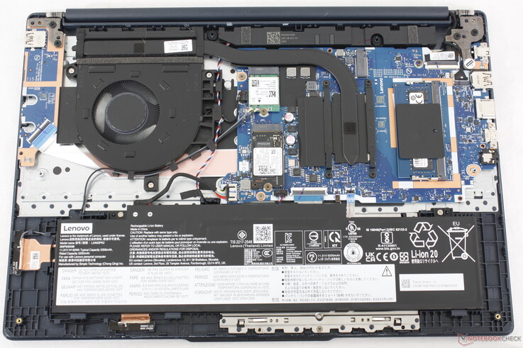 Scheda madre dell'IdeaPad Slim 3 15IRH10R del 2025 a scopo di confronto, che non presenta modifiche interne significative