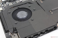 Le ventole gemelle da ~60 mm di MSI Stealth 18 possono essere rumorose fino a 63 dB(A), ma i vantaggi in termini di prestazioni sono al massimo marginali (fonte: Notebookcheck)