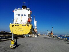 Una nave container ormeggiata in una banchina (Fonte: Bruno Hervas via Unsplash)