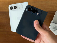 Lo smartphone pieghevole potrebbe finire per chiamarsi iPhone Duo. Nella foto: modelli di prototipi dello smartphone basati sulle indiscrezioni.