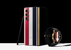 Il Galaxy Z Fold5 e il Galaxy Watch6 nelle loro livree Thom Browne Edition. (Fonte: Samsung)