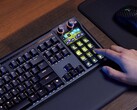 Corsair Galleon 100 SD combina una tastiera meccanica full-size e uno Stream Deck in un unico pacchetto pensato per gli streamer e i giocatori. (Fonte: Corsair)