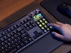 Corsair Galleon 100 SD combina una tastiera meccanica full-size e uno Stream Deck in un unico pacchetto pensato per gli streamer e i giocatori. (Fonte: Corsair)