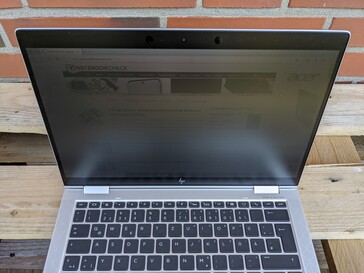 HP EliteBook x360 1030 G4 - uso all'aperto all'ombra, con Sure View