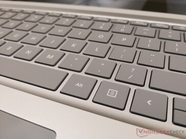I tasti di colore grigio scuro contrastano meglio con il carattere bianco rispetto alla tastiera bianca dell'HP Spectre 13