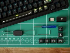Gli accessori di Lemokey L1 HE includono strumenti di smontaggio e keycaps aggiuntivi.