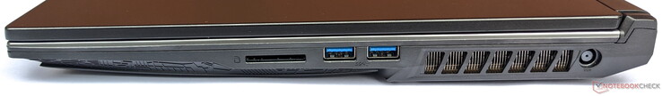 Lato destro: Lettore di schede SD, 2x USB 3.1 Gen 1 Type-A, alimentazione