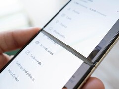 Il sottile e pieghevole schermo di vetro del Samsung Galaxy Z Flip 3 può apparentemente ancora rompersi senza motivo apparente (Immagine: 9to5google)