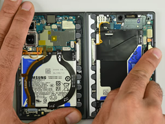 I risultati di iFixit coincidono in gran parte con quelli di JerryRigEverything, ma giungono a conclusioni diverse.