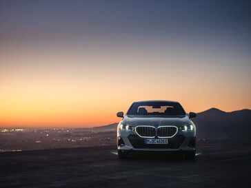 La mascherina luminosa intorno alla griglia BMW aggiunge un tocco di classe al frontale della i5. (Fonte: BMW)