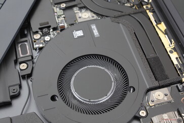 La soluzione di raffreddamento consiste in due ventole da 60 mm e due tubi di calore in rame tra di loro