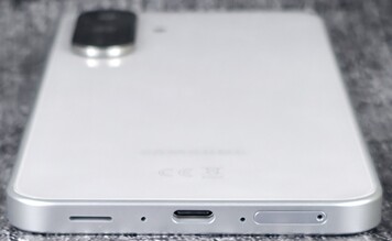 Lato destro della cassa (altoparlante, microfono, porta USB, microfono, slot per schede)