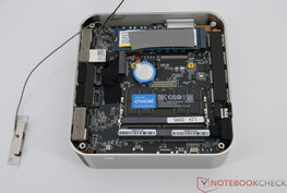 Geekom A9 Max con lato inferiore aperto