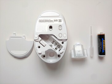 Una fiala di profumo all'interno del vano batteria del mouse. (Fonte: Notebookcheck)