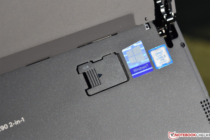 Il card reader si trova dietro il kickstand per una migliore installazione della scheda