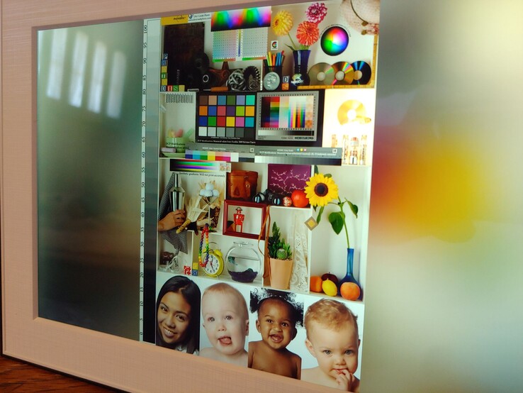 La luminosità diminuisce con l'aumentare dell'angolo di visione, mentre i riflessi sono ben controllati.