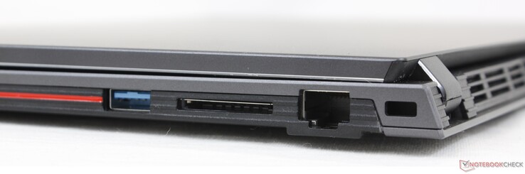 Destra: USB-A 2.0, lettore di schede SD, Gigabit RJ-45, Kensington lock