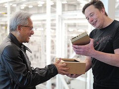 Jensen Huang consegna a Elon Musk uno dei primi computer desktop compatti Nvidia DGX Spark al mondo, progettato per lo sviluppo di modelli AI. (Fonte: Nvidia)