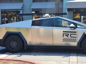 Il prototipo Tesla Cybertruck è stato avvistato con un'unità LiDAR sul tetto. (Fonte: @Frejkochmathews su X/Twitter)