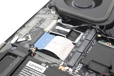 Tre slot M.2 2280 PCIe4 x4 aggiuntivi (con spargitore di calore rimosso)