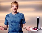  Mark Cerny durante un evento PlayStation, seduto accanto a una console PS5 e ai controller DualSense. (Fonte immagine: Sony Interactive Entertainment)