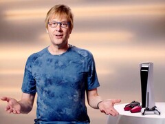  Mark Cerny durante un evento PlayStation, seduto accanto a una console PS5 e ai controller DualSense. (Fonte immagine: Sony Interactive Entertainment)