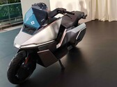 La moto elettrica autobilanciata Omoway OMO X presentata durante l'evento di lancio globale dell'azienda a Singapore.