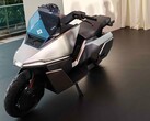 La moto elettrica autobilanciata Omoway OMO X presentata durante l'evento di lancio globale dell'azienda a Singapore.
