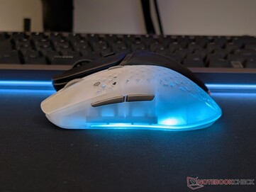 Differenza di forma tra Aerox 3 Wireless Gen 2 e Glorious Model D3 Wireless.