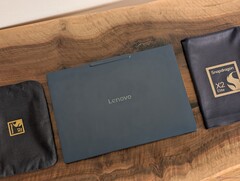 L'ultimo modello Yoga 7 da 14 pollici con processore Snapdragon garantisce un'autonomia più che doppia rispetto al modello equivalente con processore AMD