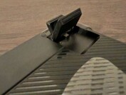 La tastiera può essere ulteriormente inclinata utilizzando i piedini regolabili; tutte le foto sono state scattate con i piedini ripiegati. (Fonte: Notebookcheck)