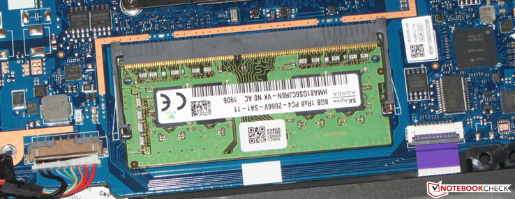 Il laptop ha uno slot di memoria occupato da un modulo da 8 GB. Un ulteriore 8 GB di RAM è saldato. La memoria funziona in modalità dual-channel.