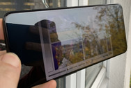 Il OnePlus 6T all'aperto con la luminosità dello schermo media