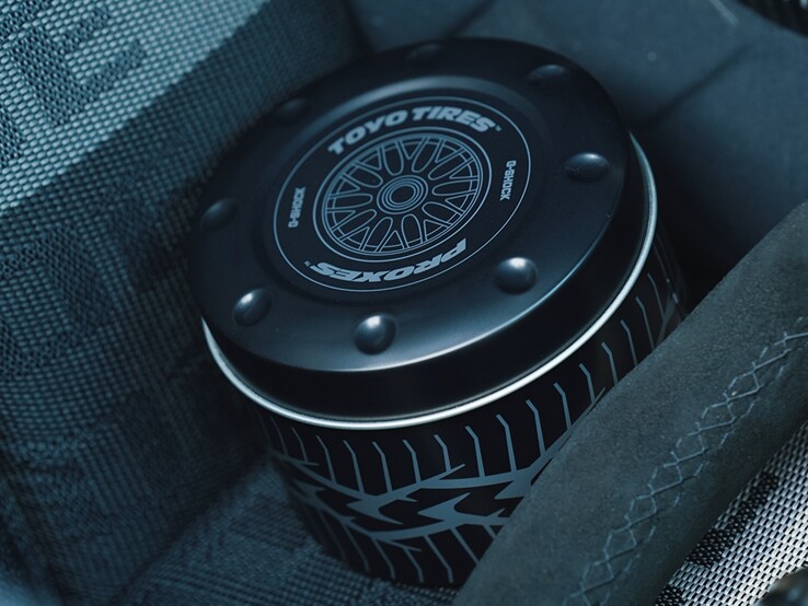 La collaborazione comprende un contenitore metallico personalizzato ispirato a una configurazione di ruote e pneumatici, completo di marchio Toyo Tires e Proxes.