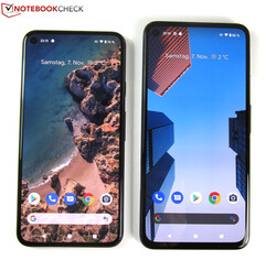 Confronto delle dimensioni: Il Google Pixel 5 a sinistra, il Google Pixel 4a 5G a destra