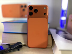 L'iPhone 17 Pro Max di Apple è disponibile in 3 varianti di colore. L'arancione cosmico è di gran lunga il più appariscente. (Fonte: Notebookcheck)