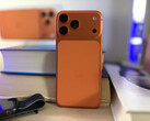 L'iPhone 17 Pro Max di Apple è disponibile in 3 varianti di colore. L'arancione cosmico è di gran lunga il più appariscente. (Fonte: Notebookcheck)