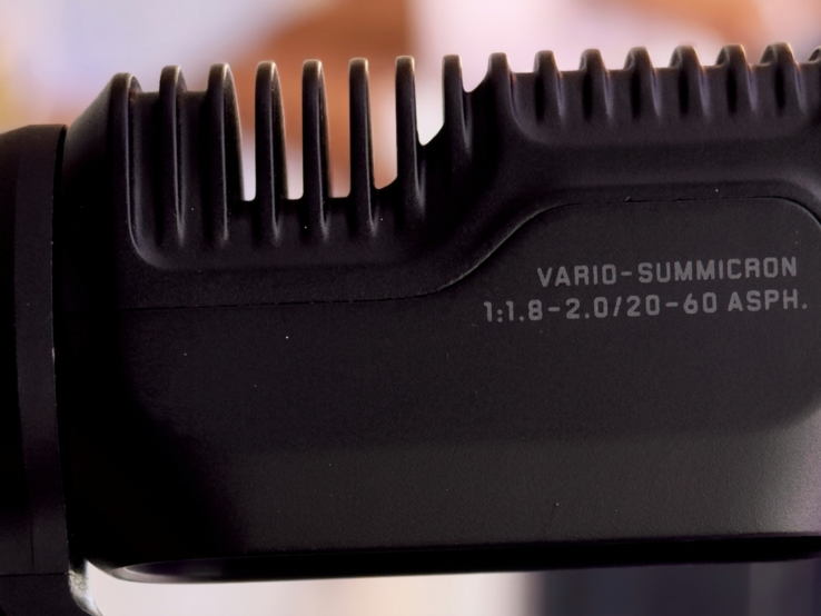 Un primo piano della testa gimbal di Insta360 Luna Ultra rivela la gamma di zoom 20-60 mm (che si traduce in uno zoom ottico 3x).