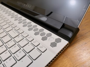 Il logo Alienware è il pulsante di accensione. Sfortunatamente, non è un lettore di impronte digitali