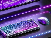 Il mouse da gioco Lenovo Legion Y7MG è raffigurato accanto alla tastiera, al monitor e alla retroilluminazione RGB della scrivania