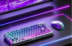 Il mouse da gioco Lenovo Legion Y7MG è raffigurato accanto alla tastiera, al monitor e alla retroilluminazione RGB della scrivania