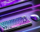 Il mouse da gioco Lenovo Legion Y7MG è raffigurato accanto alla tastiera, al monitor e alla retroilluminazione RGB della scrivania