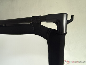 ... è teso in alto e in basso con dei passanti in velcro