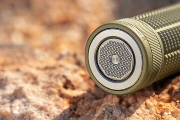 L'interruttore posteriore consente di accedere ai livelli di luminosità turbo e alta, con accensione momentanea opzionale.