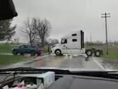 L'utile autista di una Rivian R1T in Illinois non ha avuto problemi a rimettere sulla strada un pesante semirimorchio (Immagine: NotNearlyNormal)