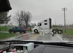 L&#039;utile autista di una Rivian R1T in Illinois non ha avuto problemi a rimettere sulla strada un pesante semirimorchio (Immagine: NotNearlyNormal)