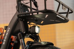 Cestino anteriore e faro da 600 lumen.